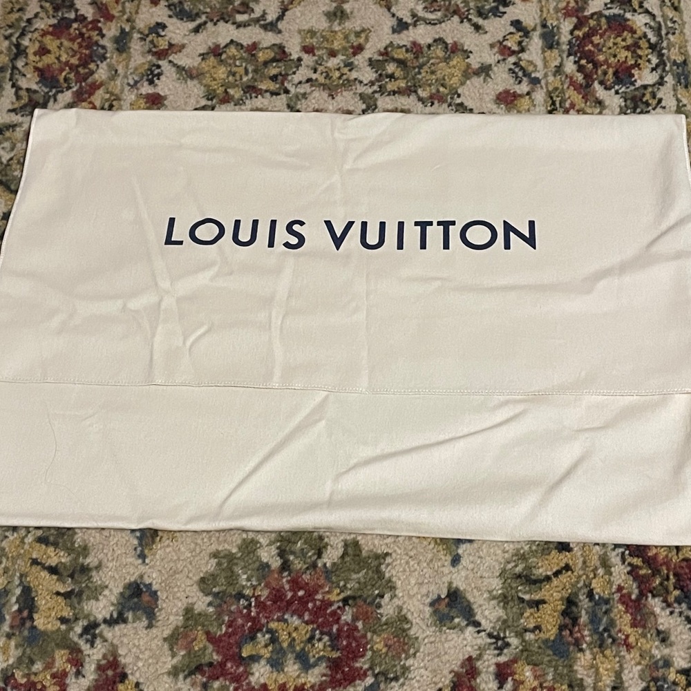 Louis Vuitton dug bag 22”x15.5”